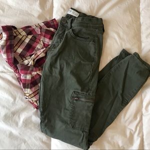 Mudd Army Green Cargo Pants. Skinny leg